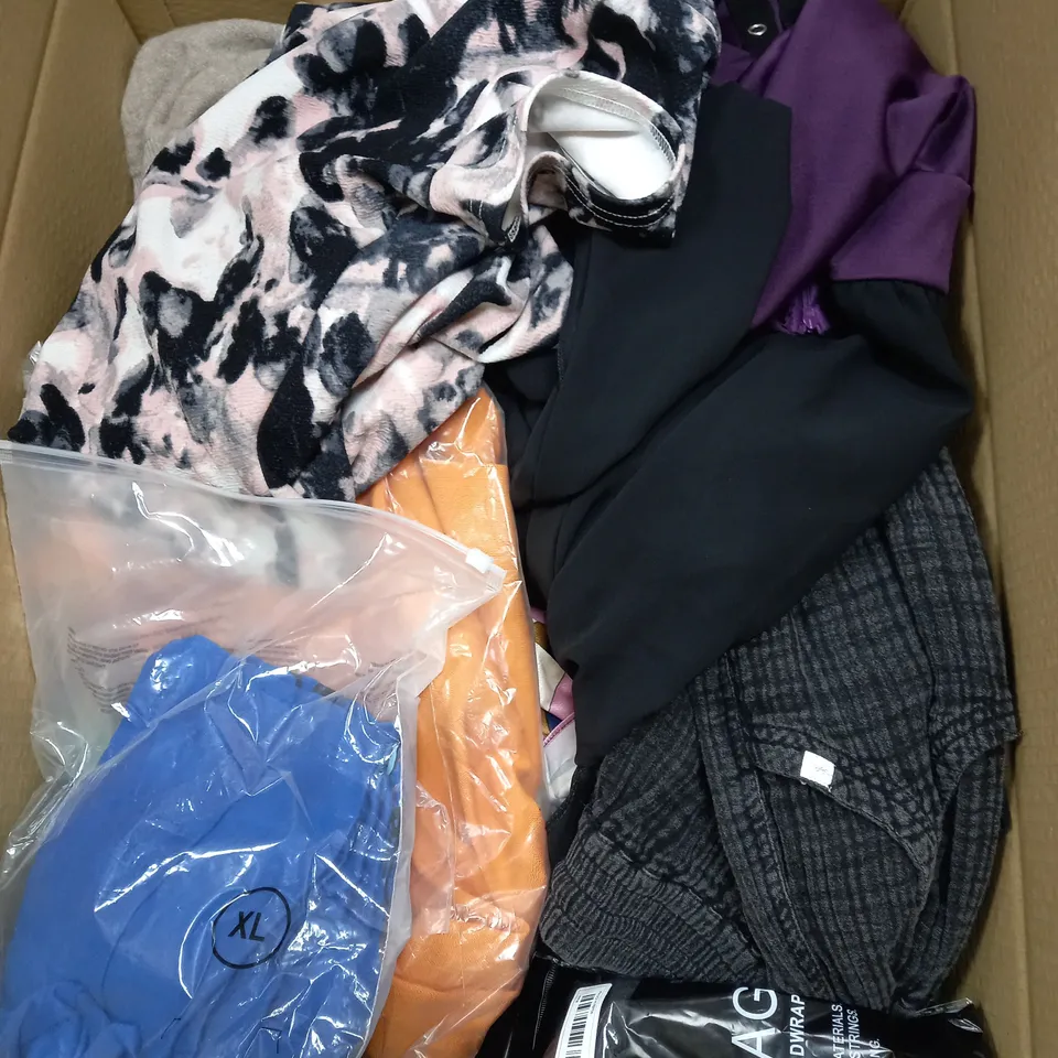 LOT OF ASSORTED CLOTHING ITEMS AND ACCESSORIES TO INCLUDE; T-SHIRTS, JUMPERS ETC
