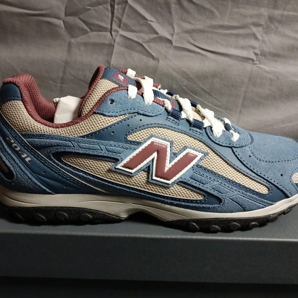 BOXED PAIR OF NEW BALANCE 204L TRAINERS– UK SIZE 8
