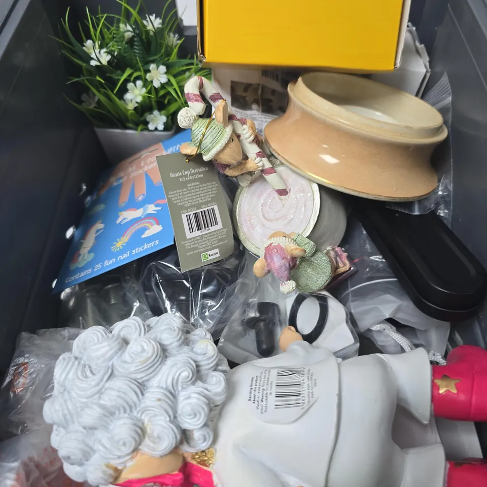 BOX OF APPROXIMATELY 12 ASSORTED HOUSEHOLD ITEMS INCLUDING ONO FIDGET SCROLLER , MOVE IT CAT & DOG GRANULES AND TOP BANANA NAIL STICKERS