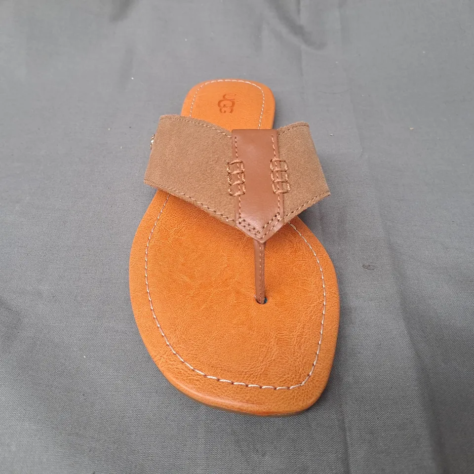 BOXED PAIR OF UGG CAREY FLIP FLOPS IN CHESTNUT UK SIZE 6