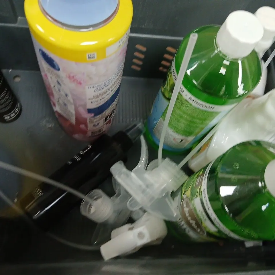 APPROXIMATELY 10 ASSORTED HOUSEHOLD ITEMS TO INCLUDE FABRIC FRESHENER, CIF, MULTI-PURPOSE CLEANER, ETC