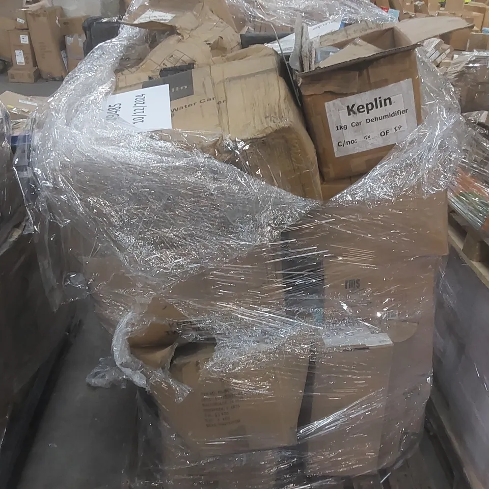 PALLET OF ASSORTED ITEMS TO INCLUDE: WALL SIGNS, GLASS DRINKING JARS, SHIRT FOLDER, FAN ETC 