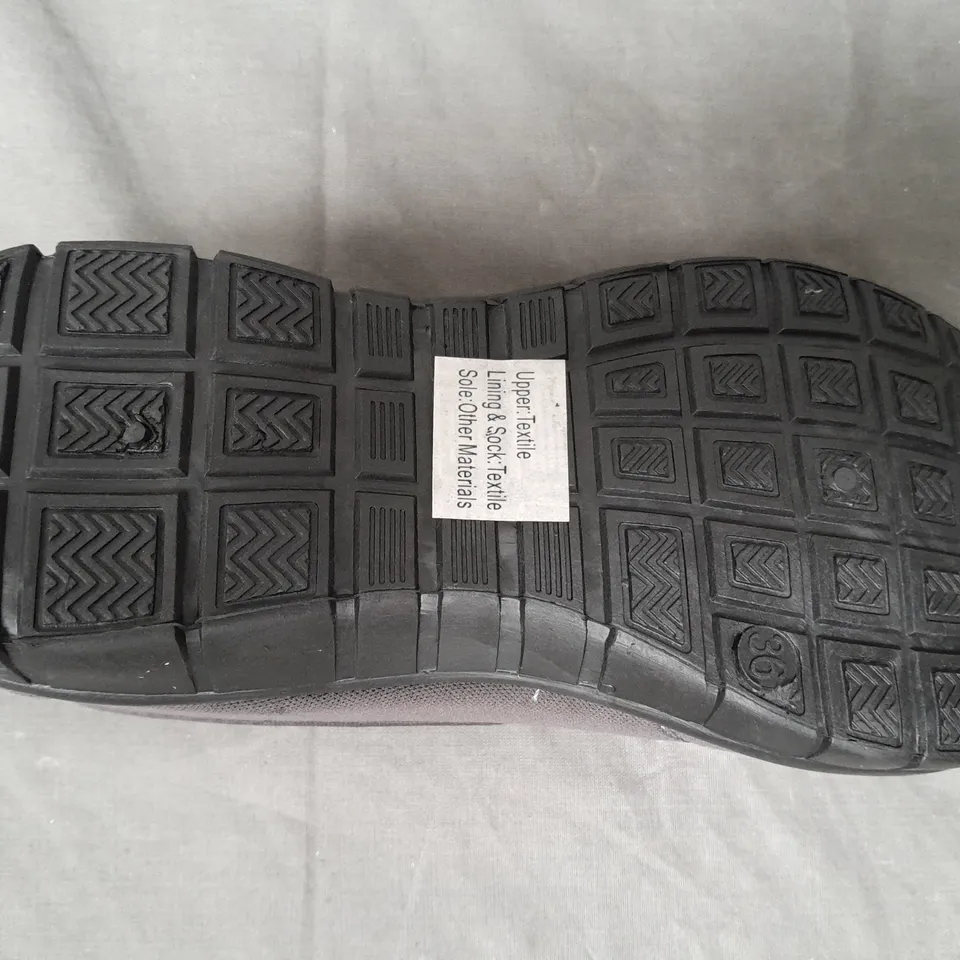 BOX OF APPROXIMATELY 10 PAIRS OF BEYOU WINTER SPORTY SLIP-ON SHOES IN GREY SIZE 3