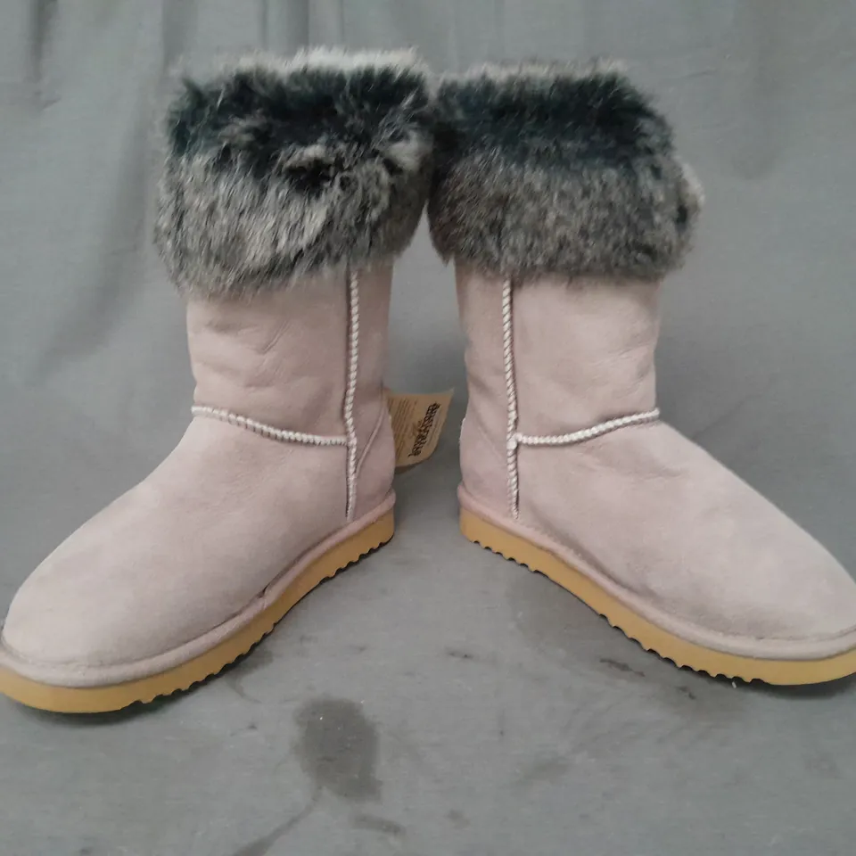 BOXED PAIR OF LOVE FROM AUSTRALIA CLASSIC SHORT FOXY ANKLE BOOTS IN TAUPE UK SIZE 6