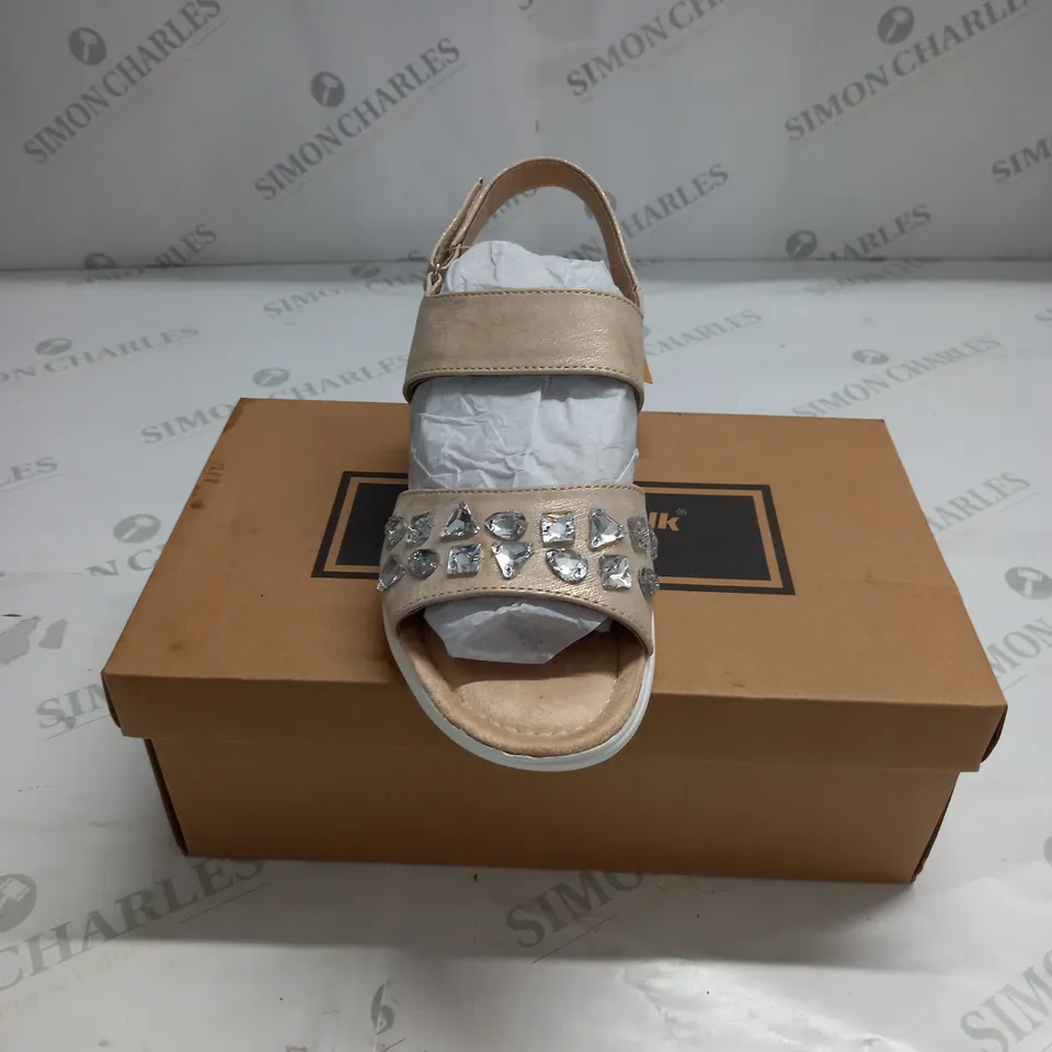 BOXED CUSHION-WALK SANDALS SIZE 6