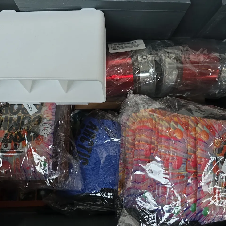 APPROXIMATELY 12 ASSORTED HOUSEHOLD ITEMS TO INCLUDE PUSHCHAIR RAINCOVER, KEYCHAIN LIGHT, CURVER DRY CUBE 0.8L, ETC