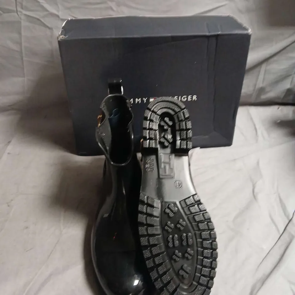 TOMMY HILFIGER BLACK PATENT LEATHER ANKLE BOOT- SIZE EUR 41