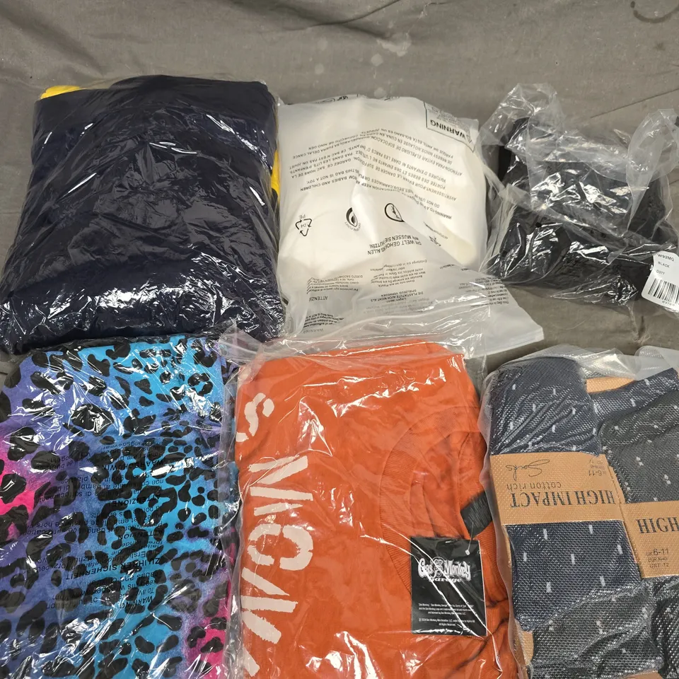 APPROXIMATELY 35 ASSORTED CLOTHING ITEMS IN VARIOUS SIZES, STYLES & COLOURS TO INCLUDE SOCKS, TOPS, SWEATER, ETC - COLLECTION ONLY