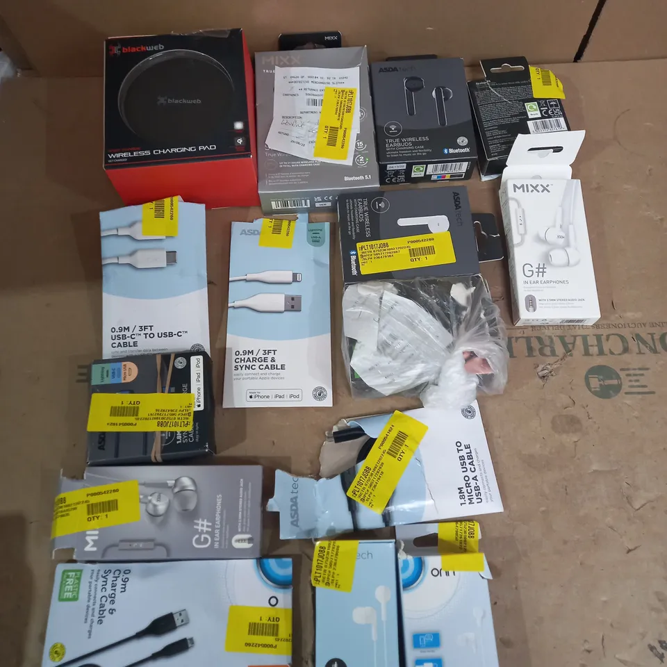 LOT OF APPROX 15 ASSORTED TECH ITEMS TO INCLUDE CHARGING CABLES, EARPHONES, WIRELESS CHARGING PAD ETC