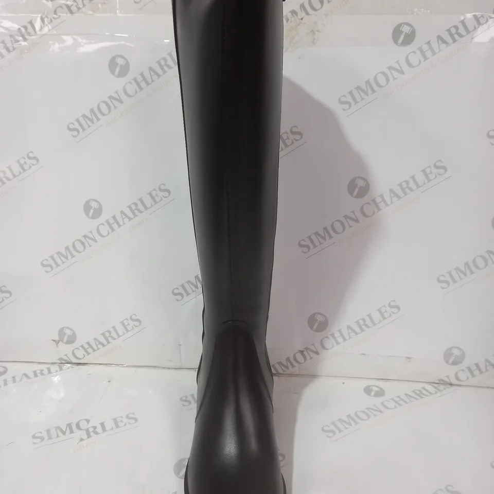 BOXED PAIR OF DUO HALTHAM TALL KNEE-HIGH BOOTS IN BROWN EU SIZE 39