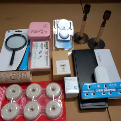 LOT OF ASSORTED HOUSEHOLD ITEMS TO INCLUDE MICROSCOPE SLIDES, METAL CANDLE STICKS AND WINGO GUITAR CAPO