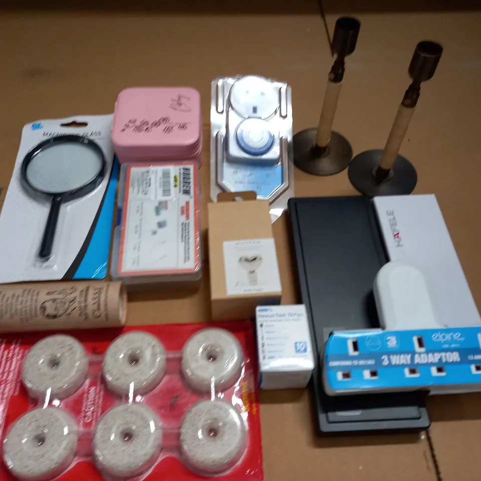 LOT OF ASSORTED HOUSEHOLD ITEMS TO INCLUDE MICROSCOPE SLIDES, METAL CANDLE STICKS AND WINGO GUITAR CAPO