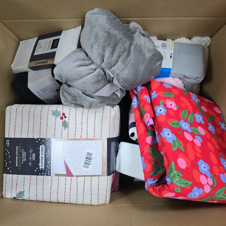 APPROXIMATELY 15 ASSORTED HOMEWARE ITEMS TO INCLUDE OXFORD PILLOWCASE, BRUSHED COTTON CHRISTMAS SUPER KING DUVET SET, GREY THROW, ETC