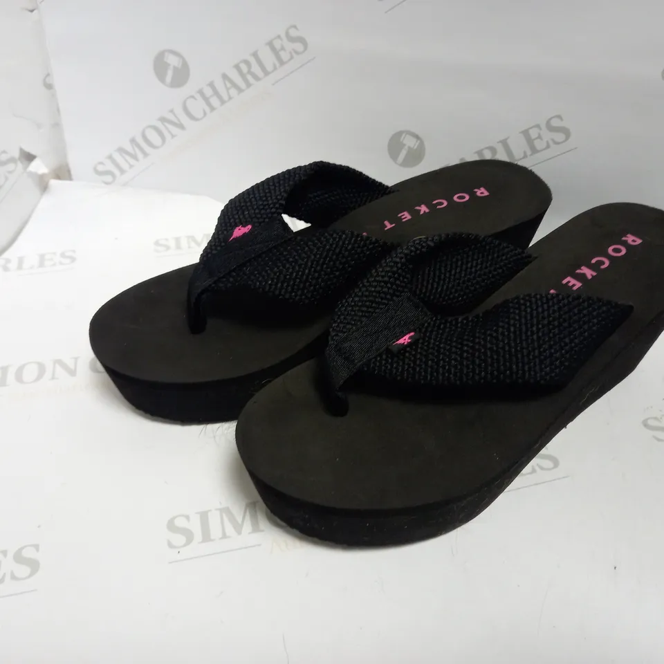 ROCKET DOG BLACK  SANDLES - SIZE 7