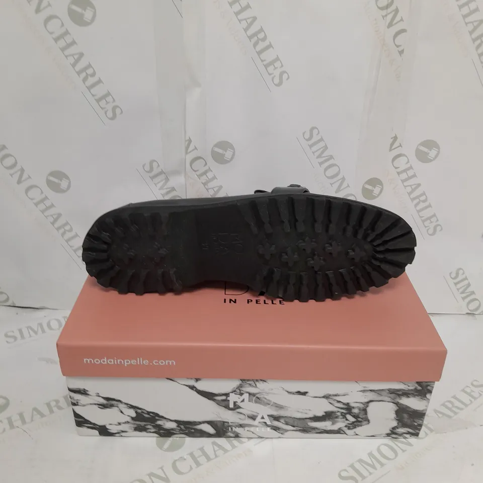 MODA IN PELLE BLACK LOAFERS SIZE 6