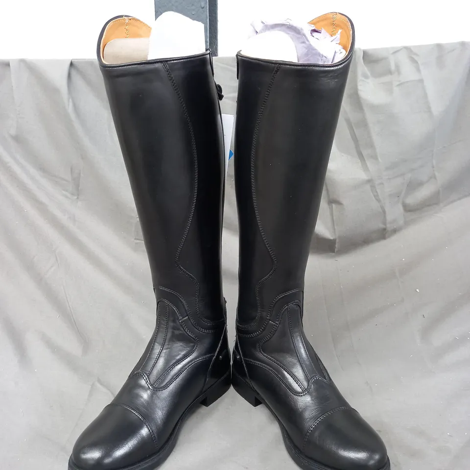 BOXED PAIR OF HARRY HALL BURLINGTON LONG RIDING BOOTS IN BLACK UK SIZE 5