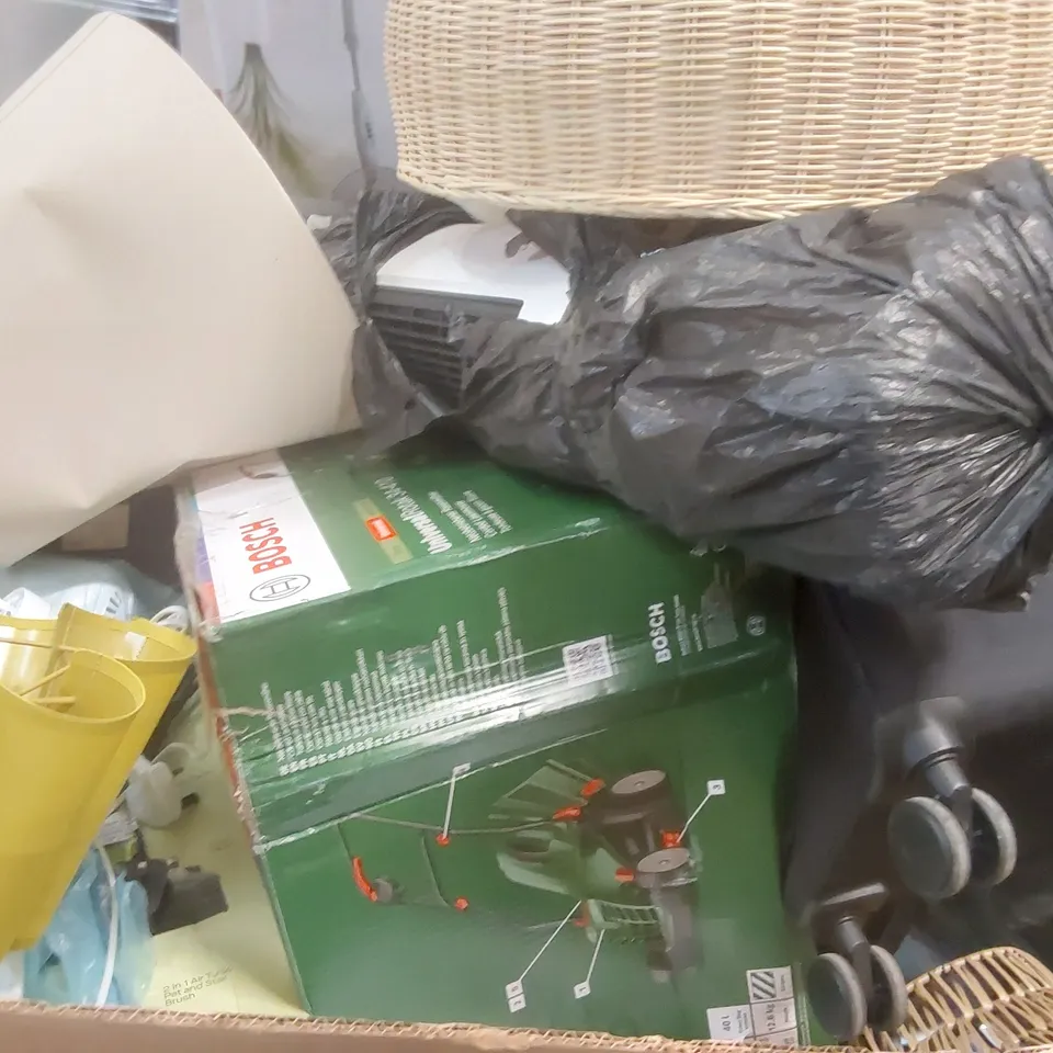 PALLET CONTAINING A VERY LARGE QUANTITY OF ASSORTED ITEMS INCLUDING: BOSCH LAWN MOWER, DAEWOO VACUUM CLEANER, FAN, LAMPSHADES, SUITCASE ECT