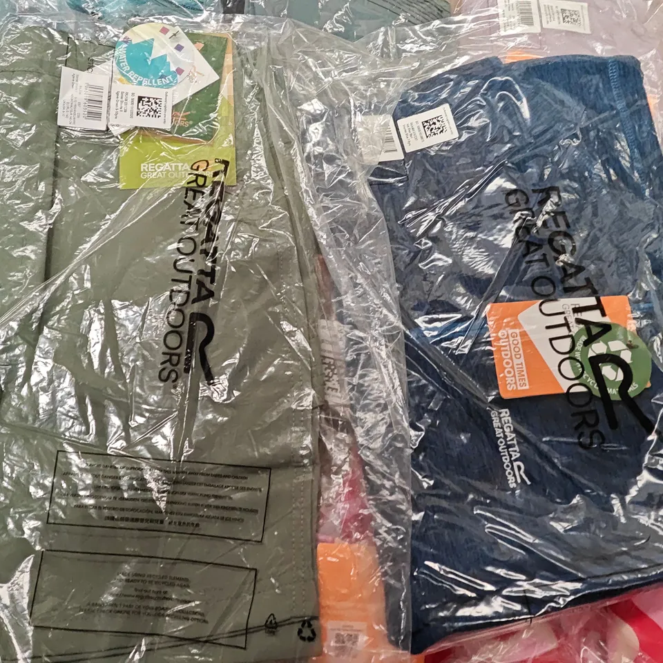 LOT OF 12 ASSORTED BRAND NEW REGATTA KIDS CLOTHING ITEMS TO INCLUDE FLEECES, SHORTS AND HATS - VARIOUS SIZES