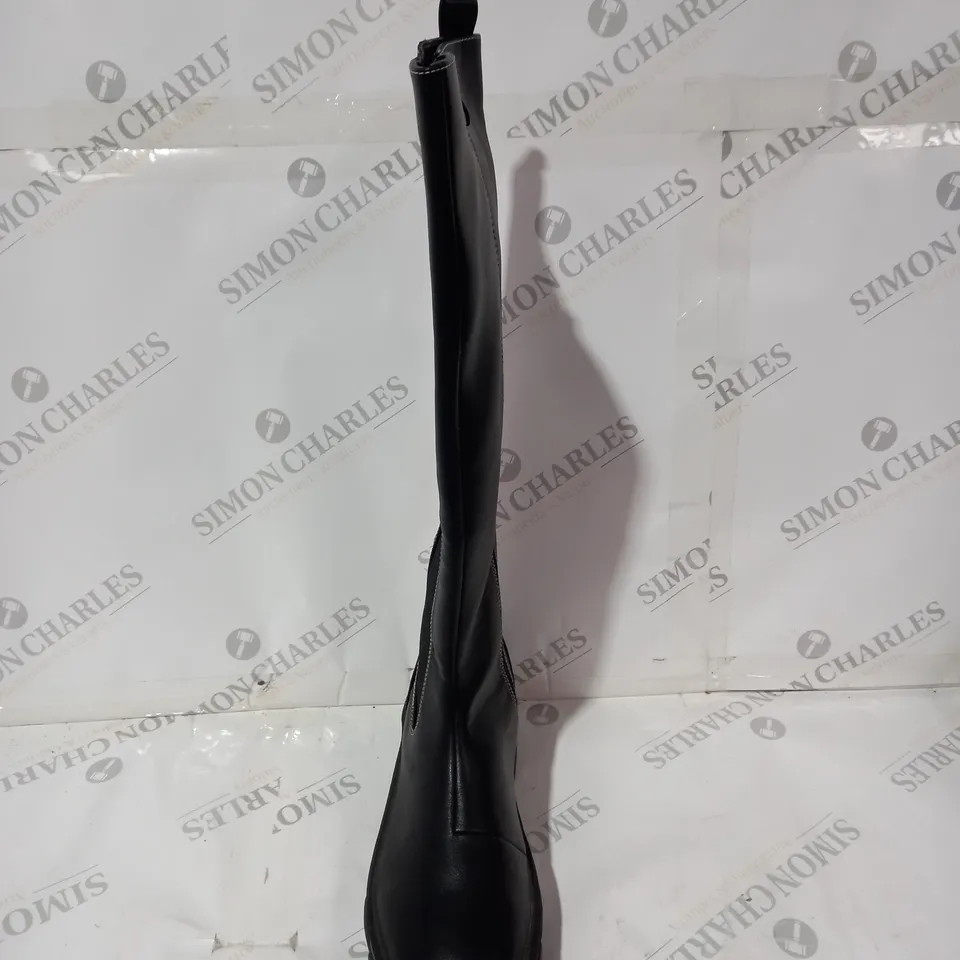 KNEEW HIGH LEATHER BOOTS WITH HIGH PLATFORMS SIZE 6