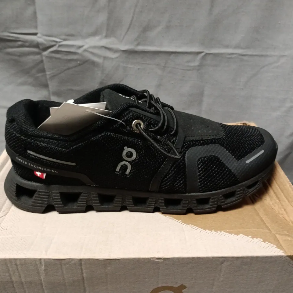 ON CLOUD RUNNING TRAINERS IN BLACK - UK 4