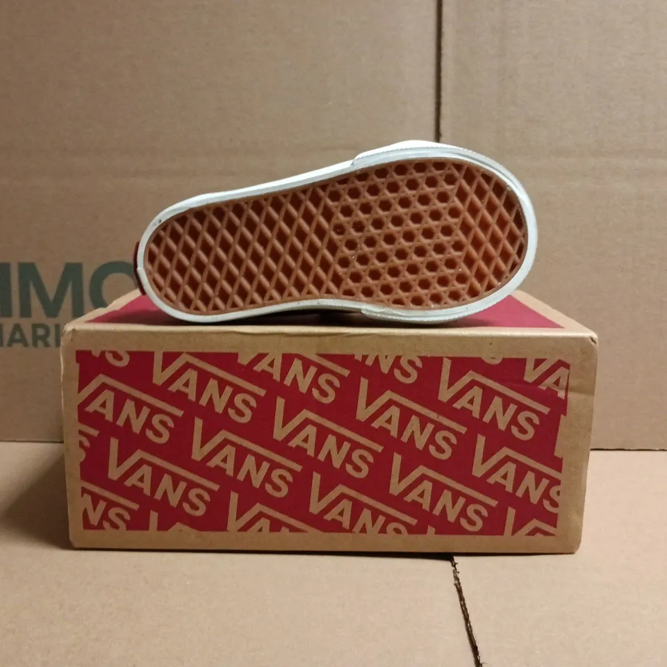 BOXED PAIR OF VANS KID'S OLD SKOOL V SHOES IN BLACK/WHITE SIZE UK 6
