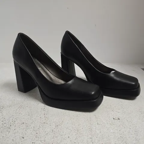 BOXED PAIR OF UNBRANDED CLOSED TOE BLOCK HEEL SHOES IN BLACK SIZE 6