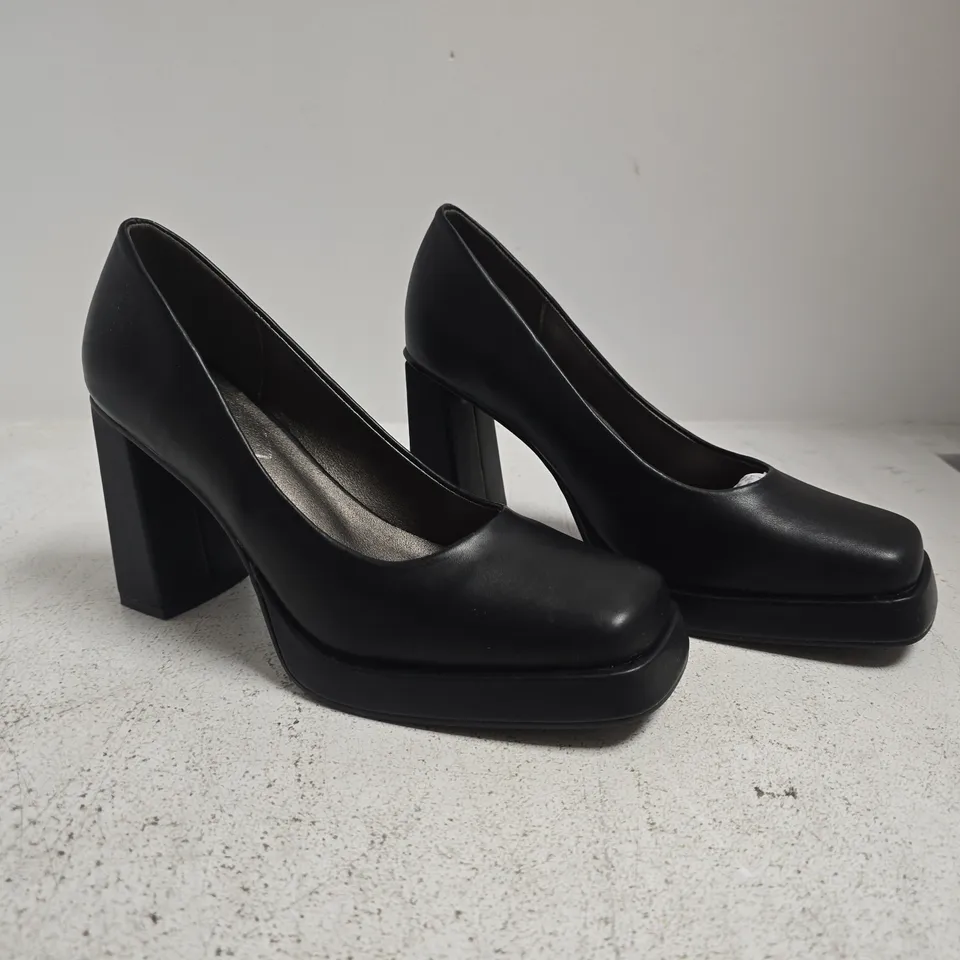 BOXED PAIR OF UNBRANDED CLOSED TOE BLOCK HEEL SHOES IN BLACK SIZE 6