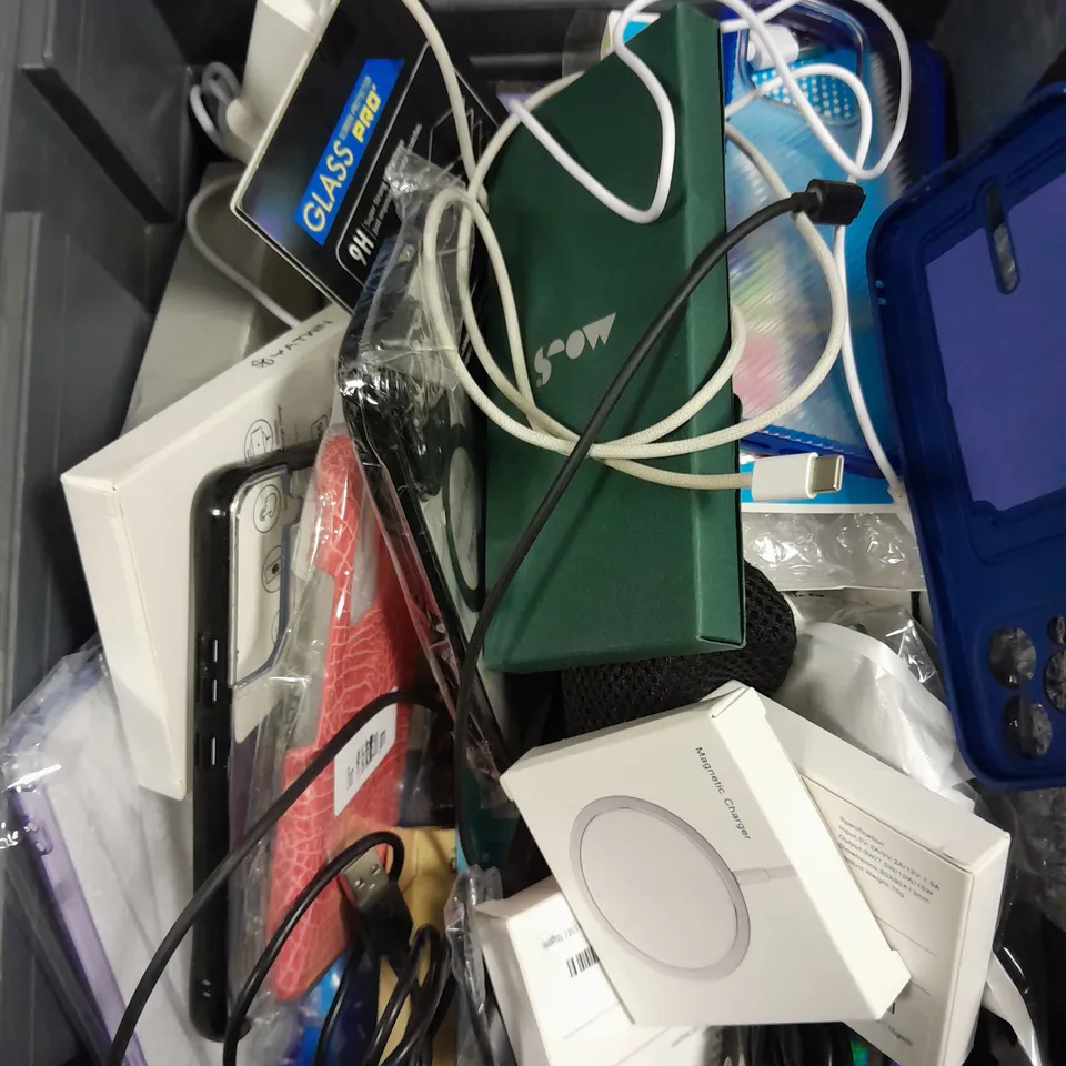 APPROXIMATELY 20 ASSORTED SMARTPHONE ACCESSORIES TO INCLUDE PROTECTIVE CASES, POWERS BANKS, SCREEN PROTECTORS ETC 