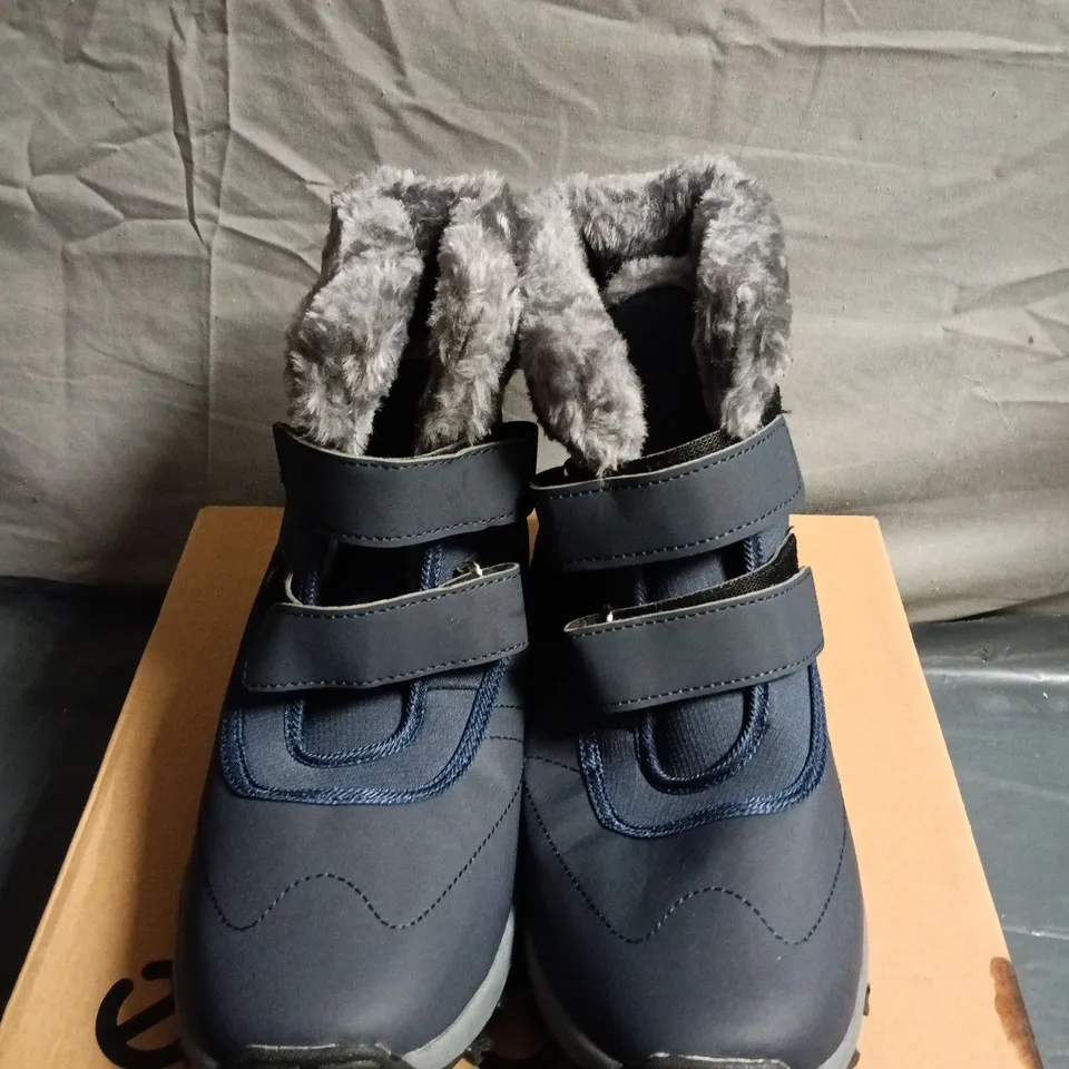 BOXED PAIR OF DRECAGE SNOW BOOTS IN NAVY - SIZE 41