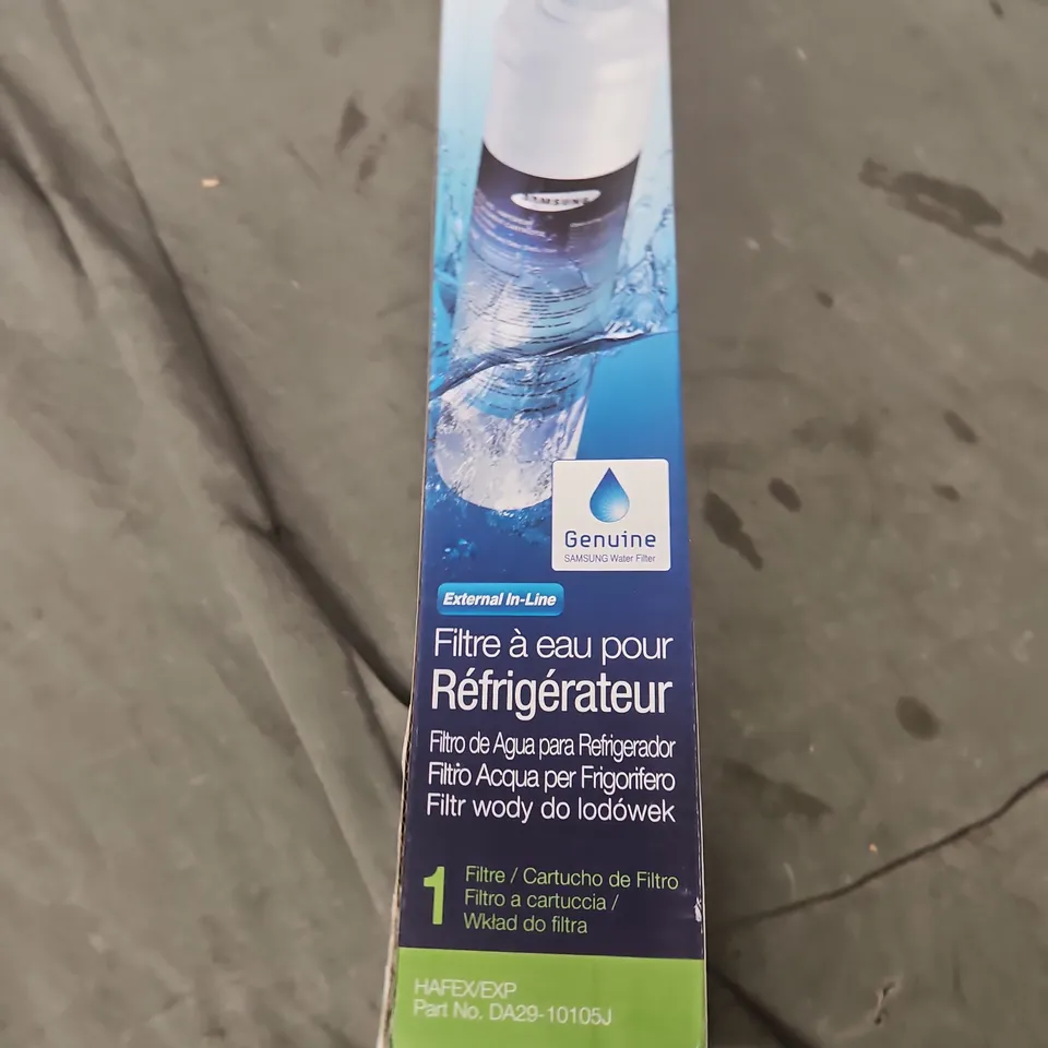 BOX OF APPROX 10 ASSORTED ITMS TO INCLUDE - SAMSUNG DA29-10105J REFRIGERATOR WATER FILTER (BOXED) + ANTI-SLIP BATH MAT + WOOD-TEXTURED CYLINDER – COLLECTION ONLY