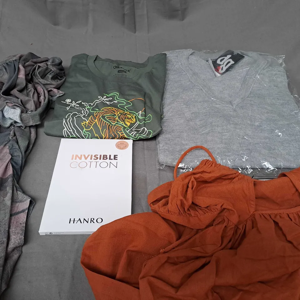 BOX OF APPROXIMATELY 25 ASSORTED CLOTHING ITEMS TO INCLUDE -  T-SHIRT , DRESS , JUMPER ETC