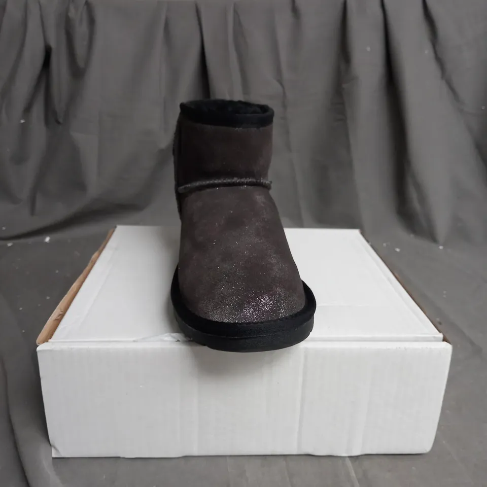 BOXED LOW GLITTER SHOES SIZE 5 