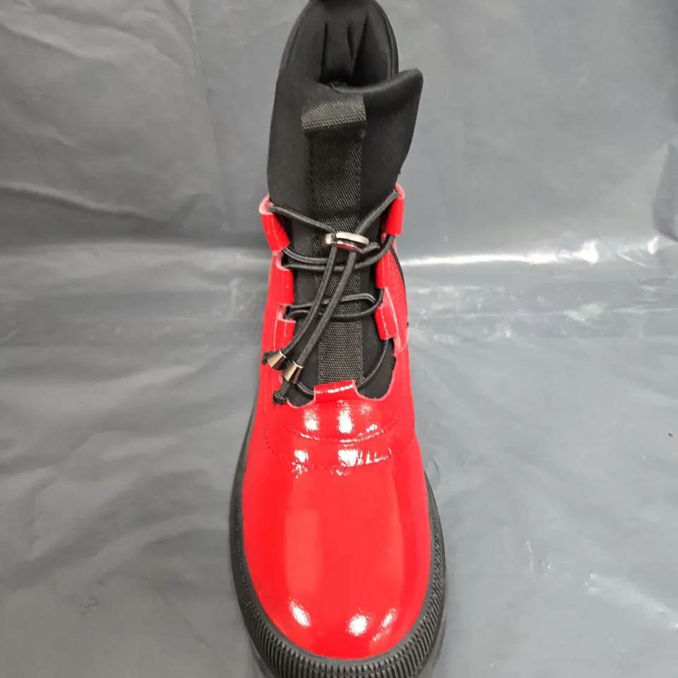 BOXED PAIR OF ADESSO ZIP LEATHER BOOTS IN RED - UK SIZE 7