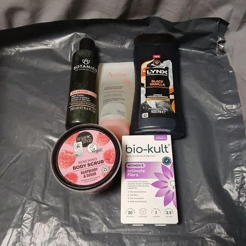APPROXIMATELY 30 ASSORTED COSMETICS INCLUDING LYNX SHOWER GEL, BODY SCRUB, BOTANICS GLOW TONER, AVENE MICELLAR GEL, BIO KULT INTIMATE FLORA ETC