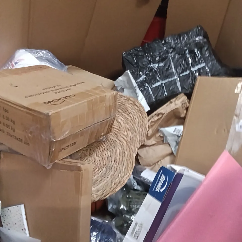 PALLET OF ASSORTED ITEMS TO INCLUDE - SERVING TRAYS SETS, TRAINING PADS FOR DOGS, MEN'S SHOULDER BAG 