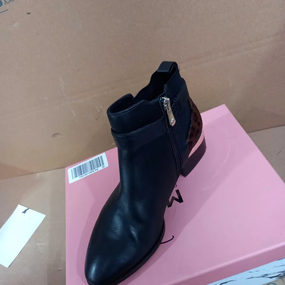 ANKLE CHELSEA BOOT WITH TRIM