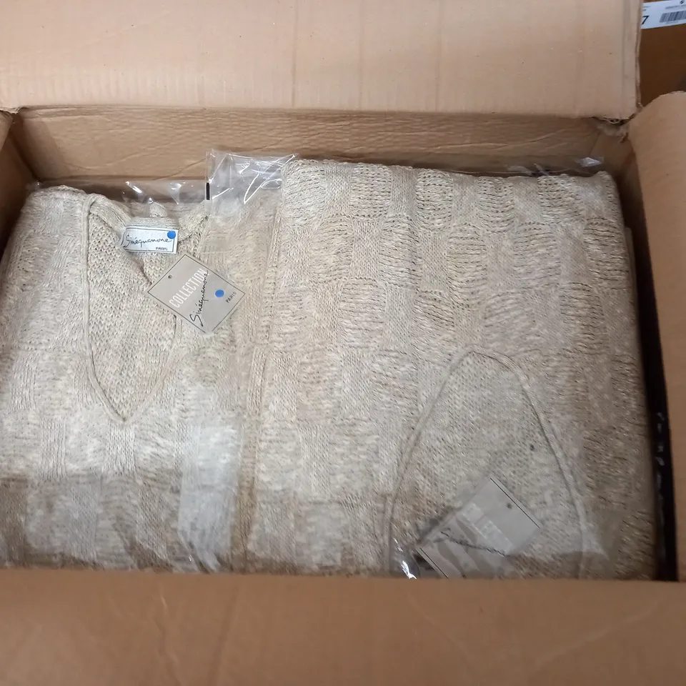 LOT OF APPROXIMATELY 15 V-NECK JUMPERS IN NATURAL - SIZE UNSPECIFIED