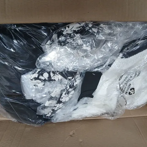 APPROX 15 ASSORTED CLOTHING ITEMS IN VARIOUS SIZES, COLOURS AND STYLES 