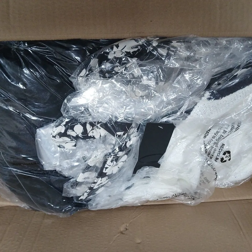 APPROX 15 ASSORTED CLOTHING ITEMS IN VARIOUS SIZES, COLOURS AND STYLES 