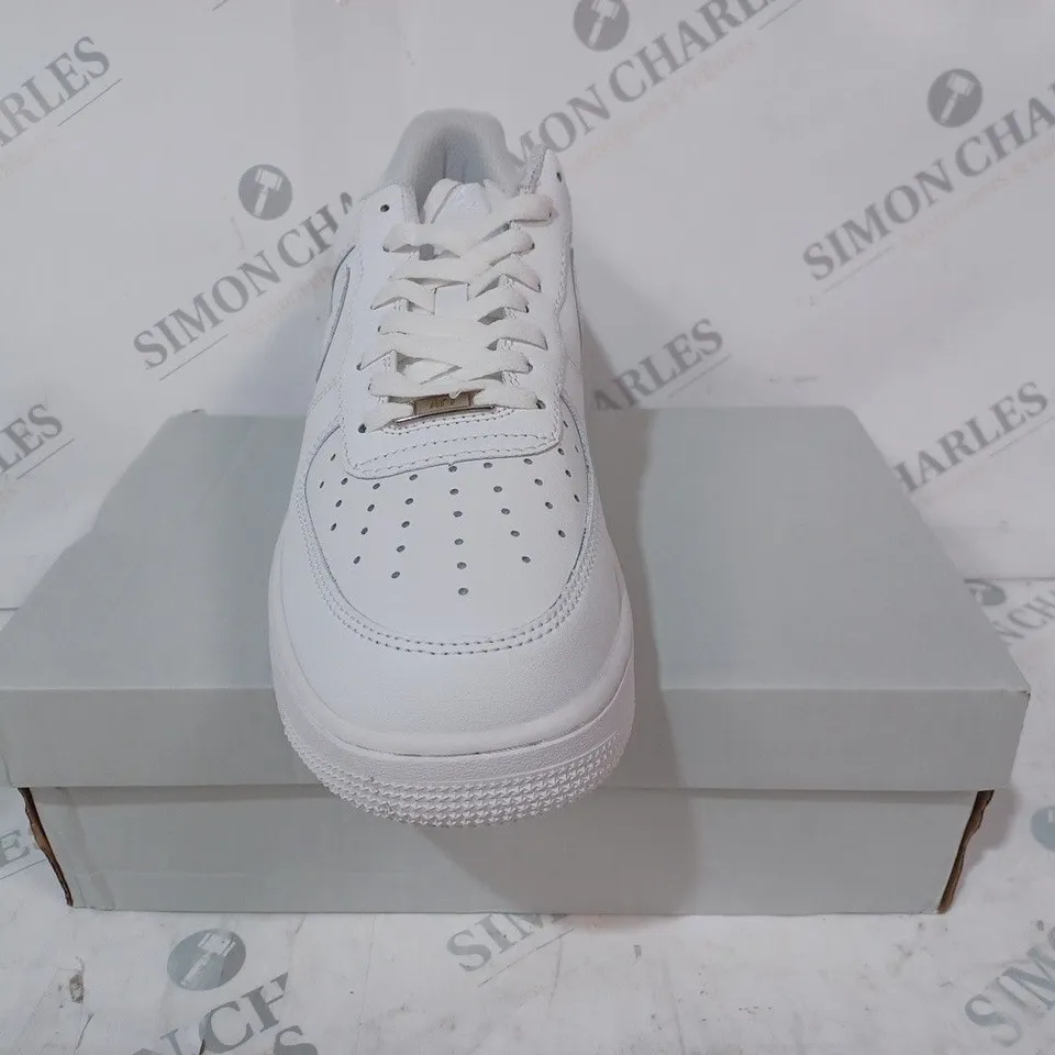 BOXED PAIR OF NIKE AIR FORCE 1 '07 SHOES IN WHITE UK SIZE 10