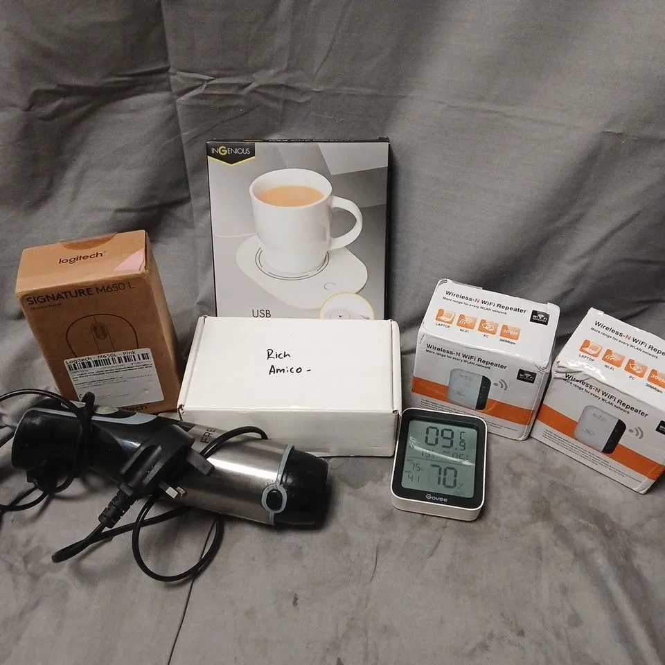 APPROXIMATELY 8 ASSORTED ELECTRICAL ITEMS TO INCLUDE USB CUP WARMER, WIFI REPEATER, LOGITECH SIGNATURE M650 L MOUSE, ETC