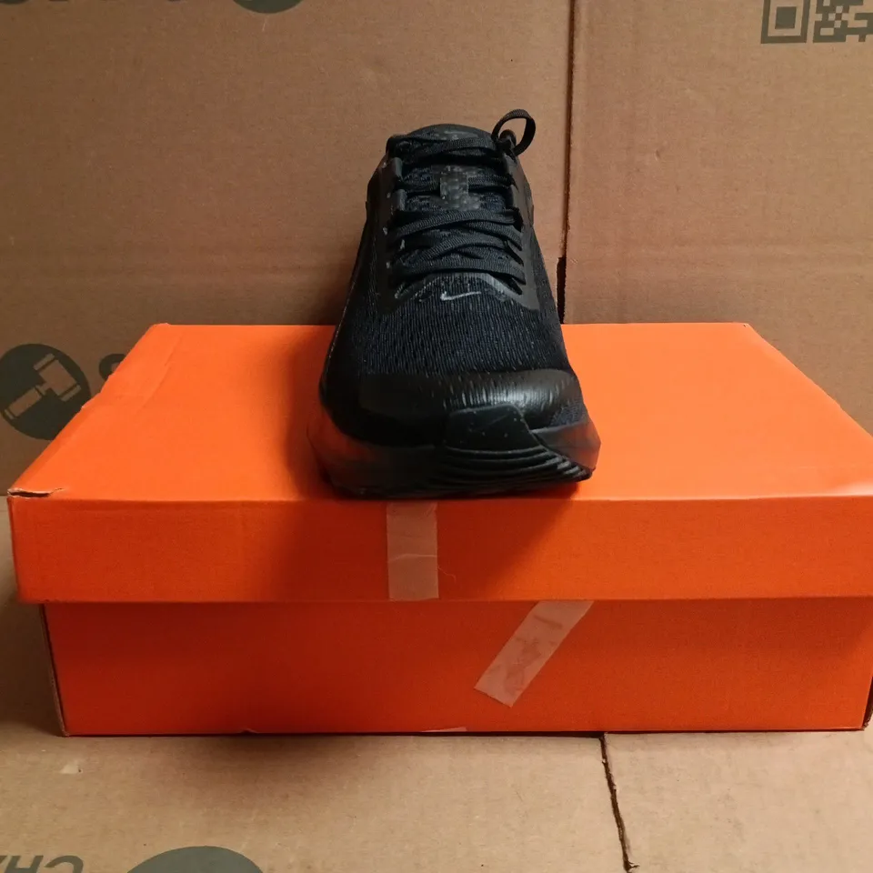 BOXED PAIR OF NIKE DOWNSHIFTER 14 TRAINERS IN BLACK SIZE UK 7