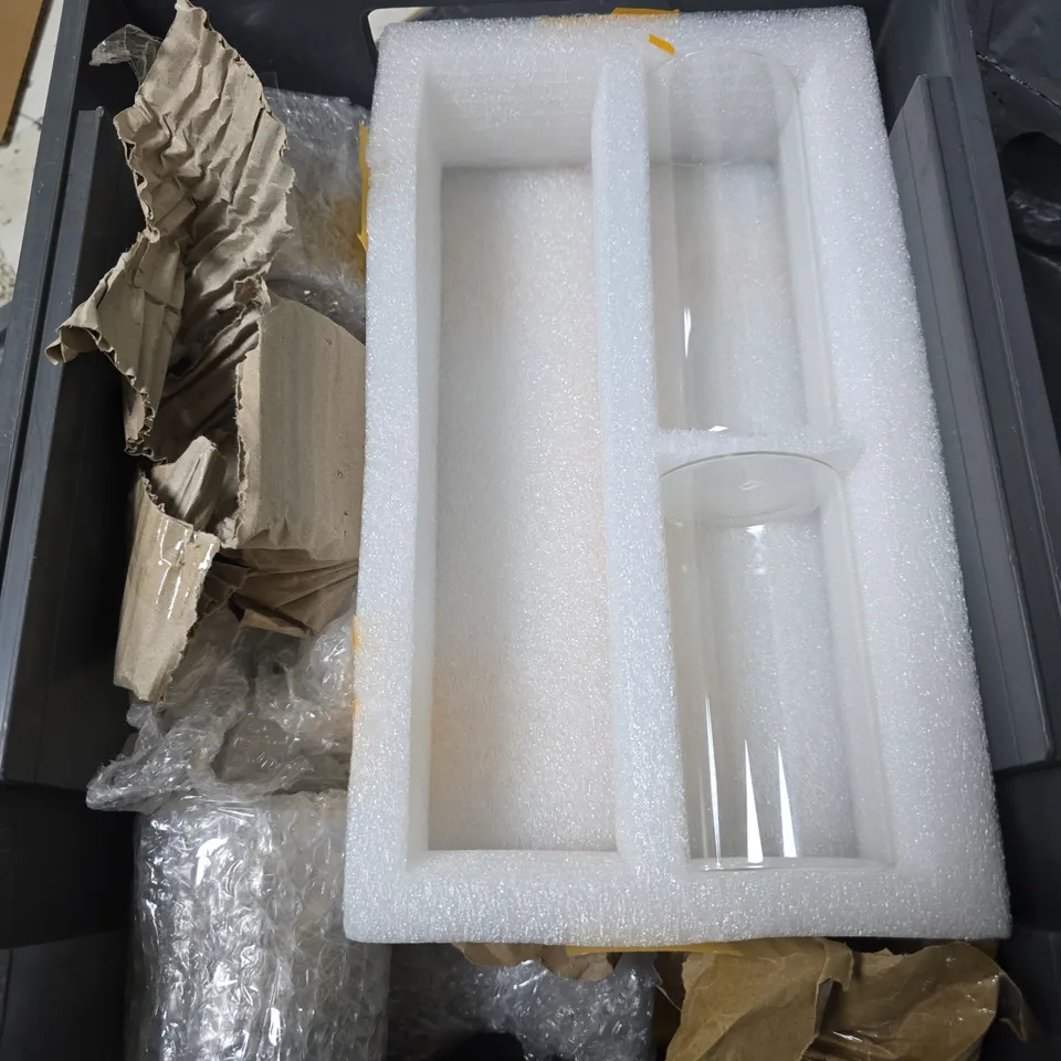 APPROXIMATELY 7 ASSORTED ITEMS TO INCLUDE - THIN FLUTE GLASS , SMALL GLASS , GLASS STOPPER etc