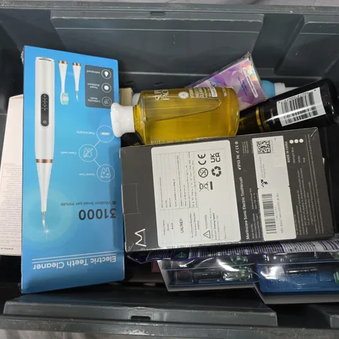 APPROXIMATELY 15 ASSORTED COSMETICS ITEMS TO INCLUDE ELECTRIC TEETH CLEANER, HC MALE MOISTURISER, SUPER FACIALIST CLEANSING OIL, ETC