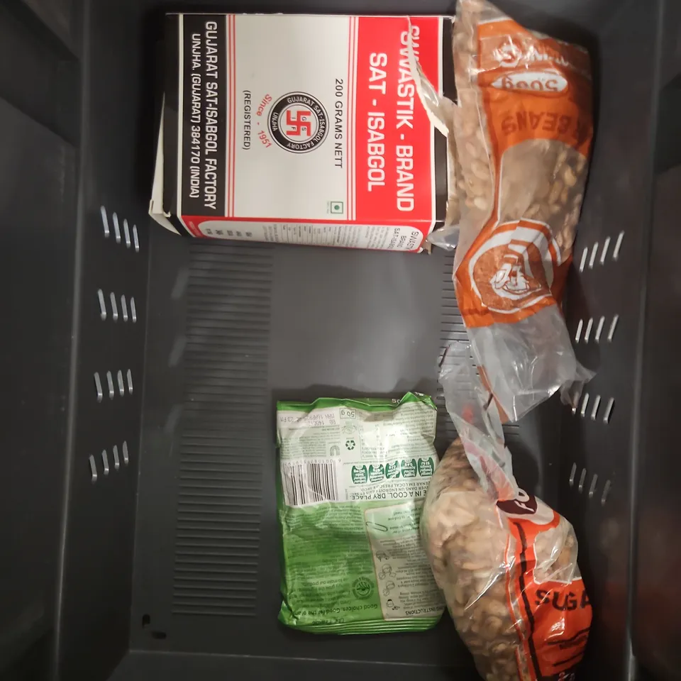 APPROXIMATELY 14 ASSORTED FOOD ITEMS TO INCLUDE - M&M PEANUT - PEPSI - KNOXX SOUP - COLLECTION ONLY