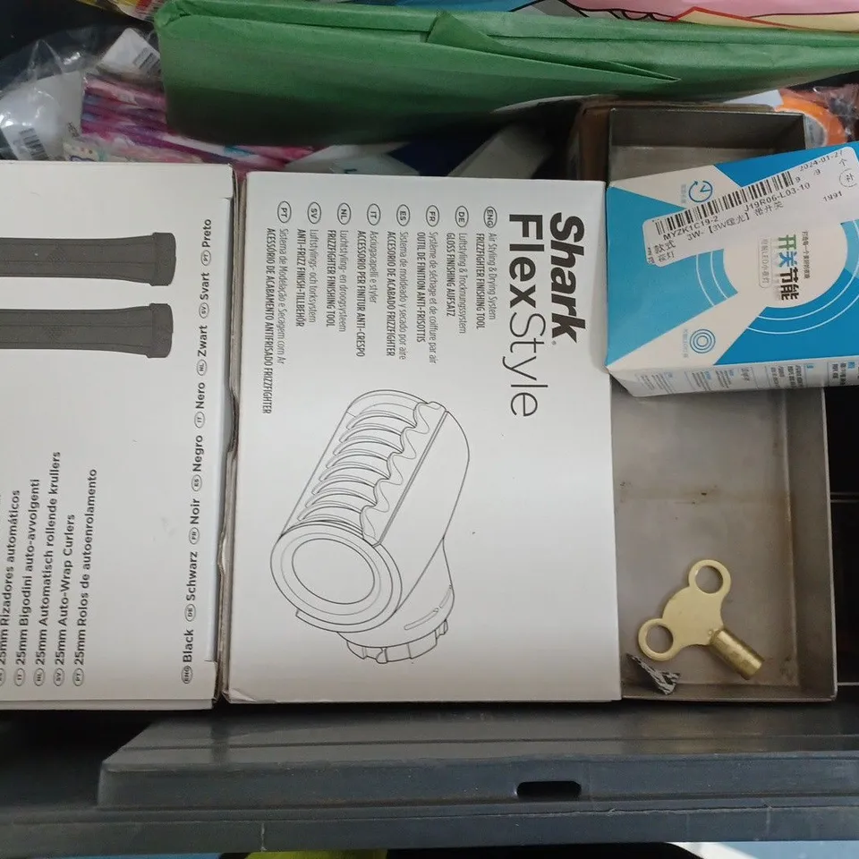 BOX OF APPROXIMATELY 10 ASSORTED ITEMS TO INCLUDE - SOAP DISPENSER - DRAUGHT TAPE - DRAIN STICK ETC