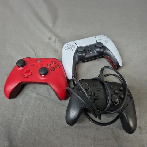 3 ASSORTED GAMING CONTROLLERS TO INCLUDE XBOX, NINTENDO SWITCH, PS5