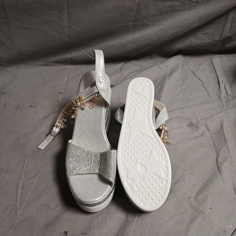 JIAAODUO WOMEN'S SILVER GLITTER WEDGE SANDALS - SIZE EUR 38