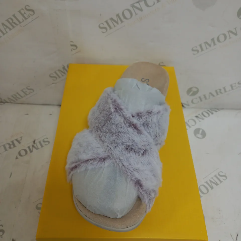 STRIVE NORA SANDLES IN BLUSH SIZE 6 