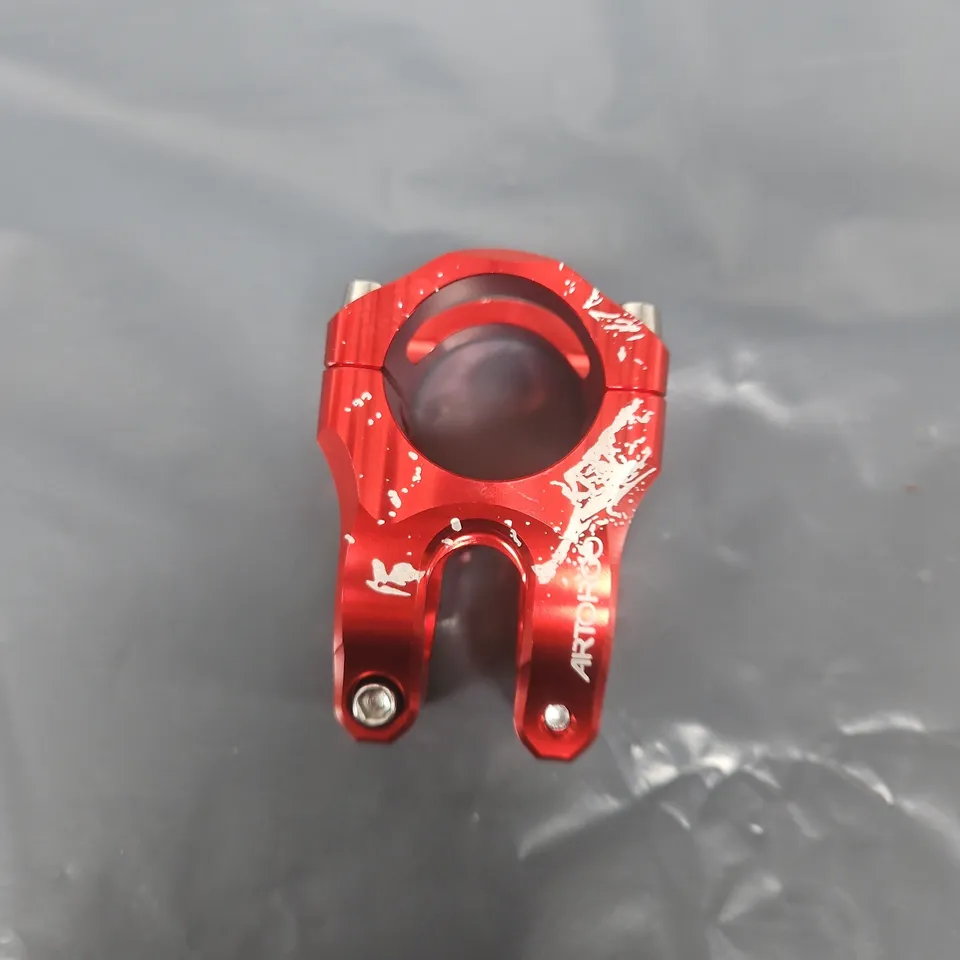 RED ANODISED BICYCLE STEM CLAMP, 28.6MM HANDLEBAR DIAMETER